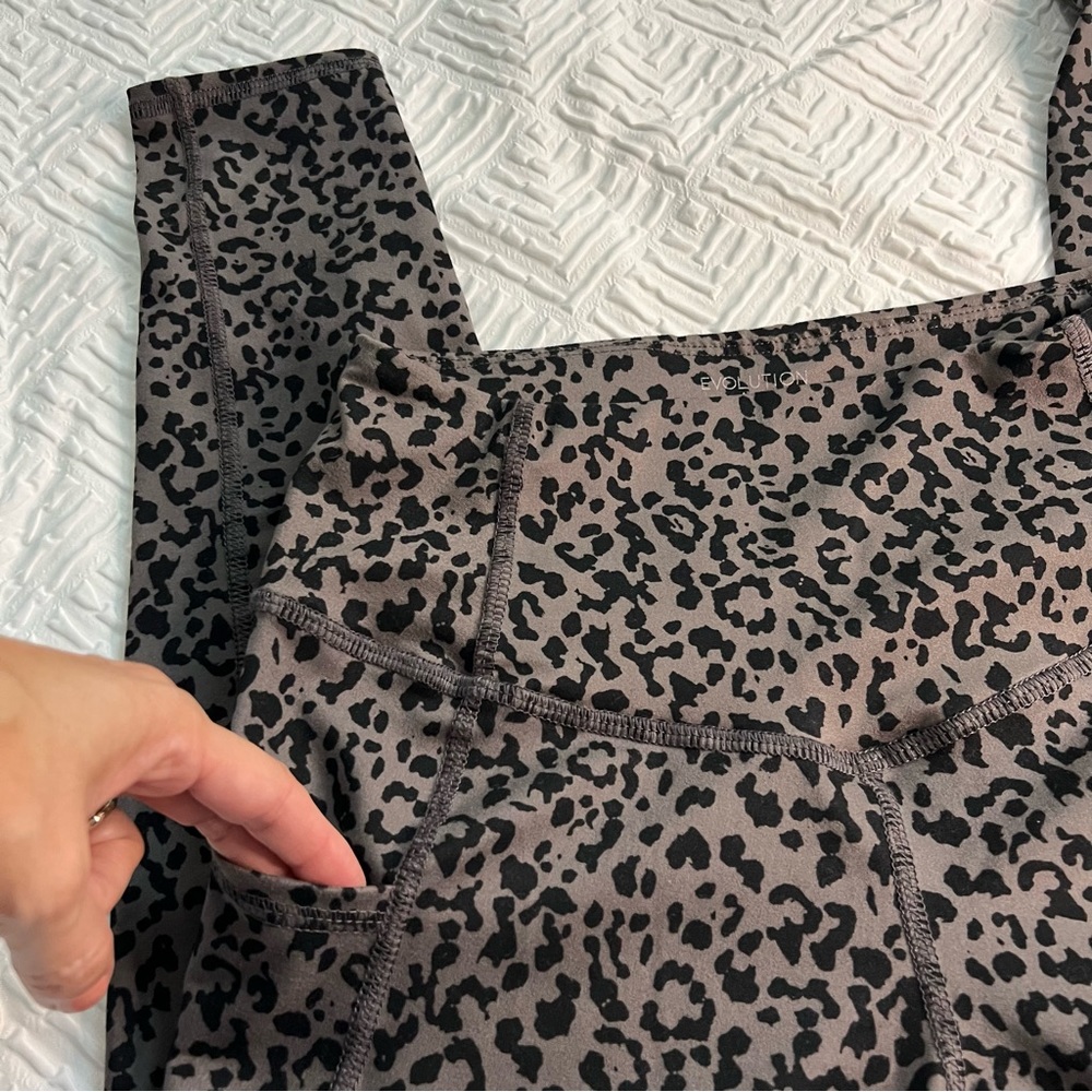 Evolution and Creation Yoga leggings Medium Leopard print